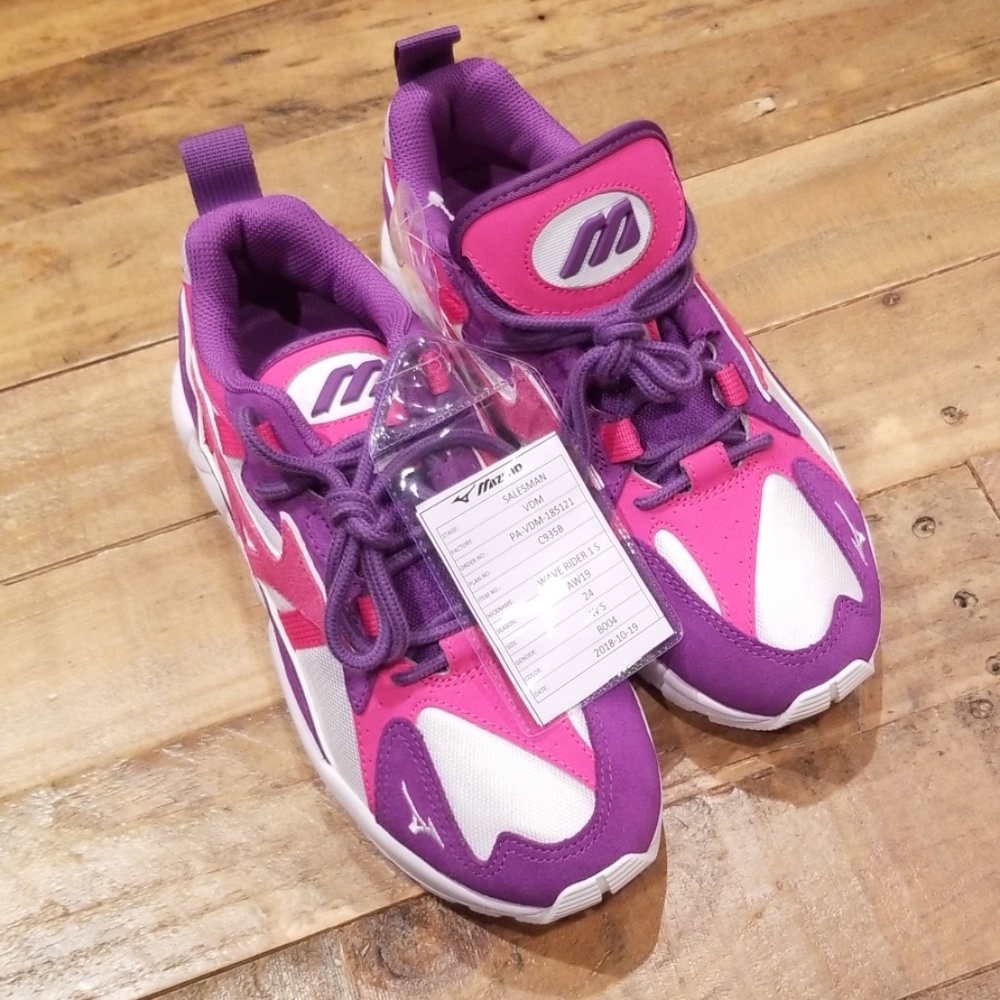 Womens Mizuno sneakers